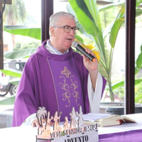 Padre Claudio Pighin durante homilia