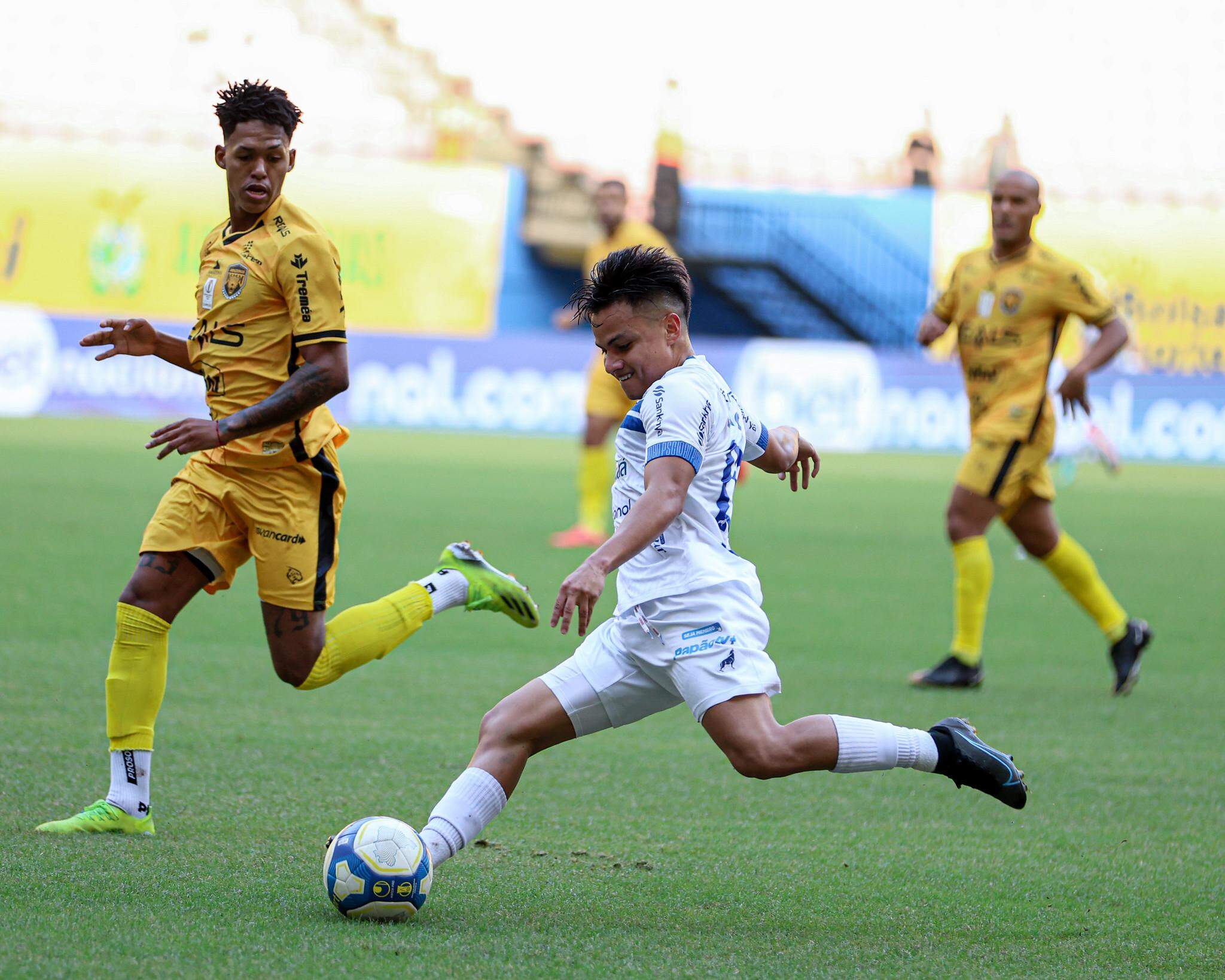 Em Jogo Com Duas Expulsões, Paysandu Sai Atrás, Mas Empata Com O ...