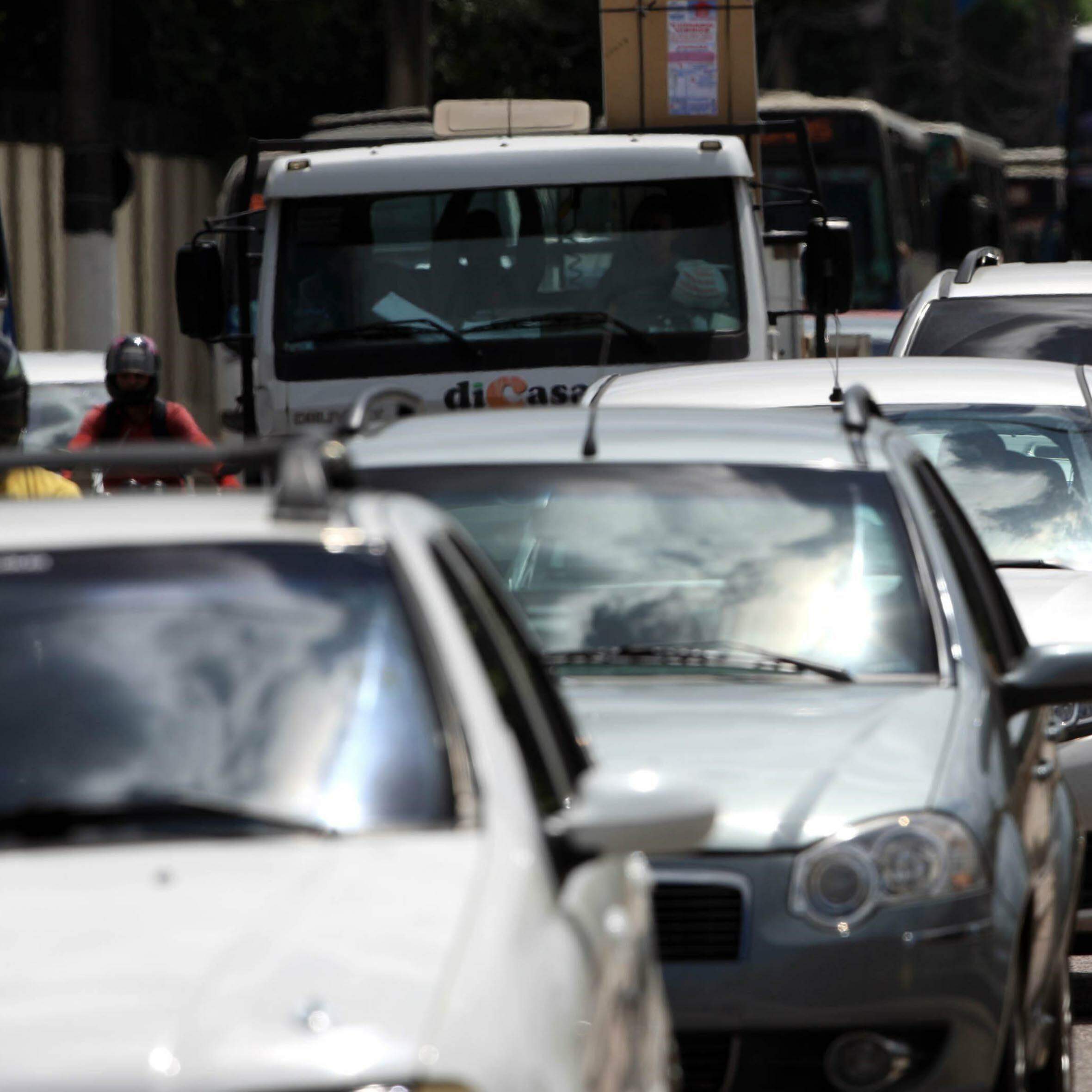 Estudo afirma que homens de pênis pequenos preferem carros esportivos