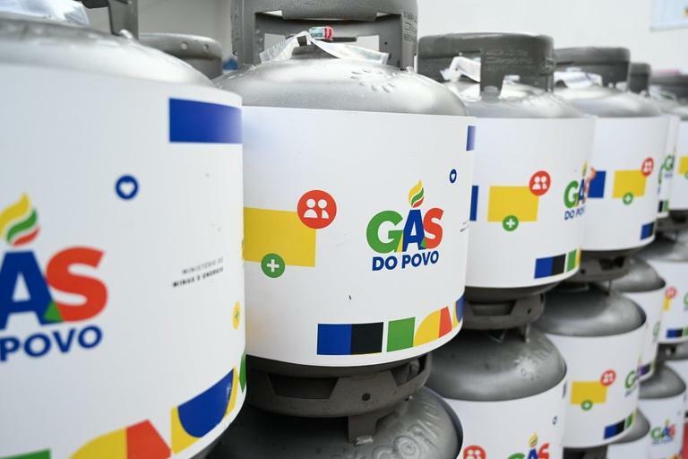 O Programa Gás do Povo substituiu o antigo auxílio-gás e garante a recarga gratuita do botijão para famílias em situação de vulnerabilidade social.
