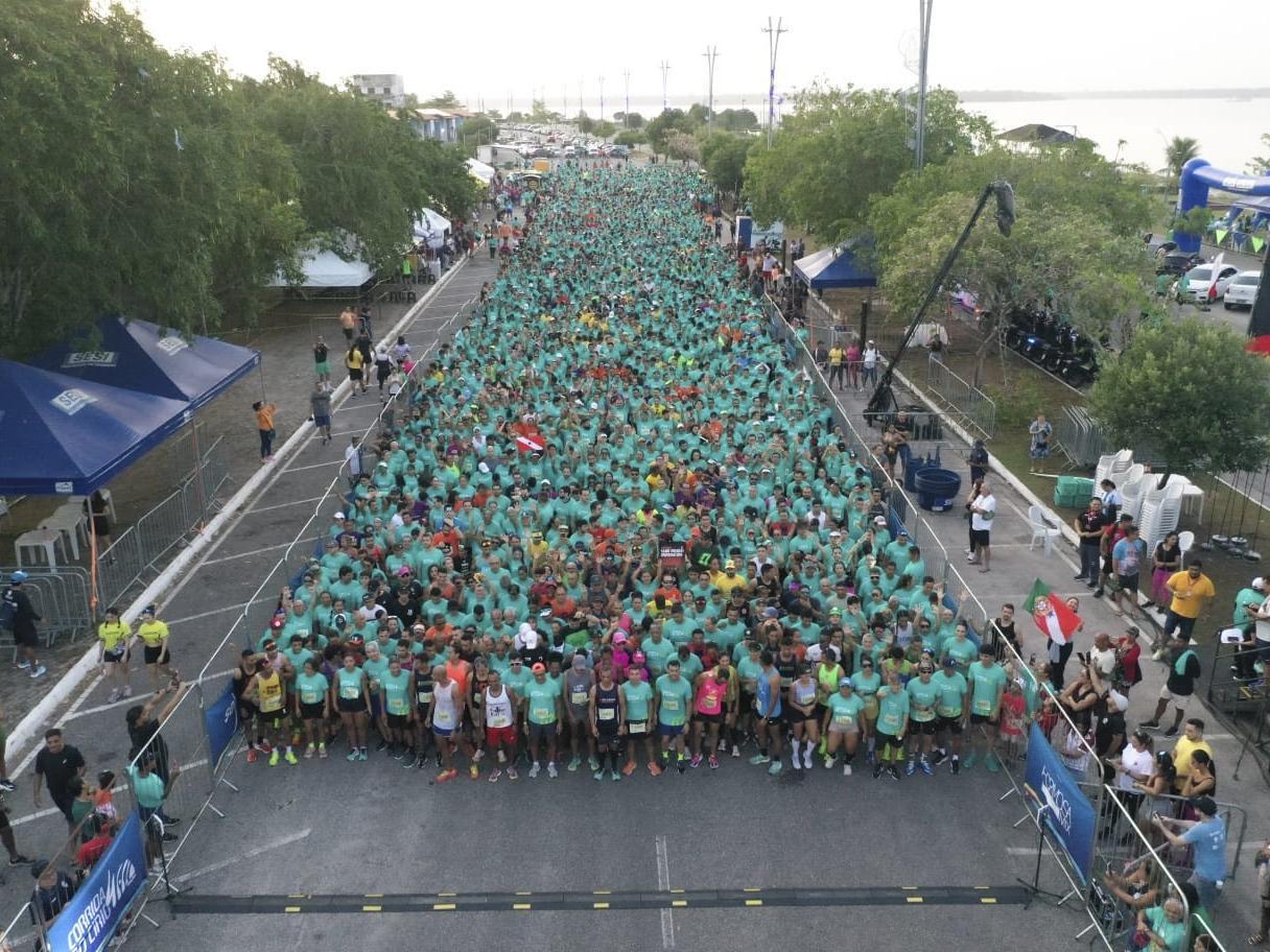 A imagem mostra a Corrida do Círio 2025, que reuniu mais de 6 mil atletas pelas ruas de Belém