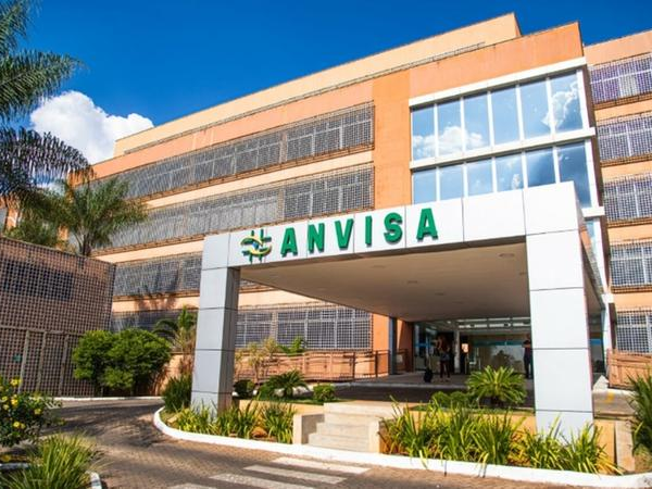 A medida da Anvisa foi publicada no Diário Oficial da União (DOU) desta segunda-feira (10) e permite que estabelecimentos farmacêuticos utilizem plataformas digitais para intermediar a venda e a entrega de medicamentos