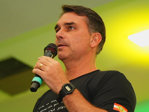 Polêmica vem a público em meio à disputa de Flávio à Presidência