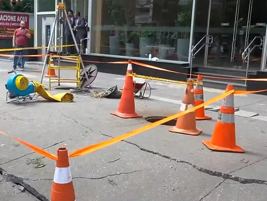 Bueiro explode na Avenida Paulista e deixa três feridos