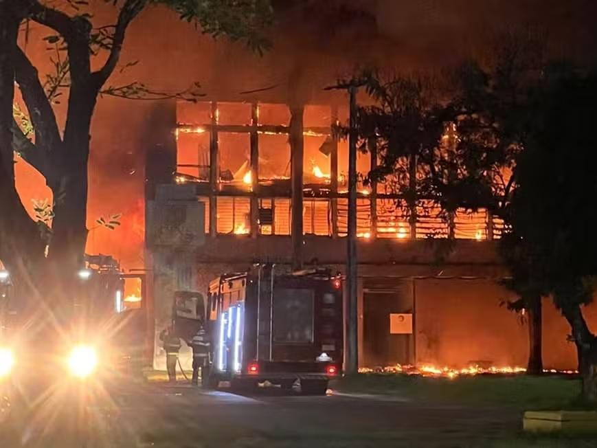 Incêndio de grandes proporções atinge prédio da Universidade Federal de Pernambuco