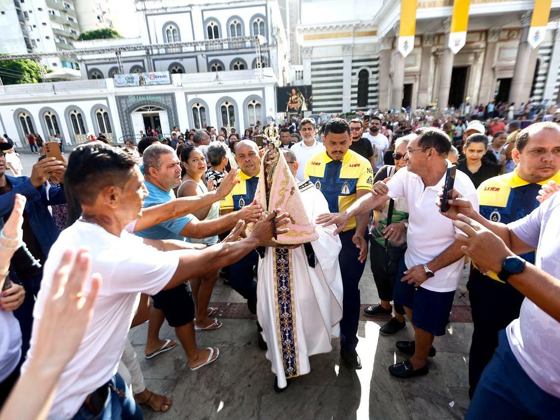 Devotos formam fila para visitar Imagem Peregrina após o Círio 2026 em Belém.