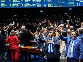 Senado aprova a PEC do fim da jornada 6x1 que altera a Constituição para diminuir as horas de trabalho semanais de 44 para 40 horas