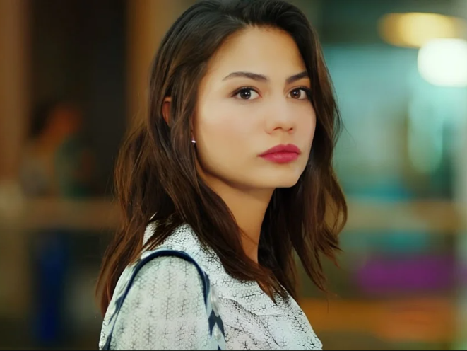 Veja o resgate da atriz de novela turca Demet Özdemir após inundação em estúdio