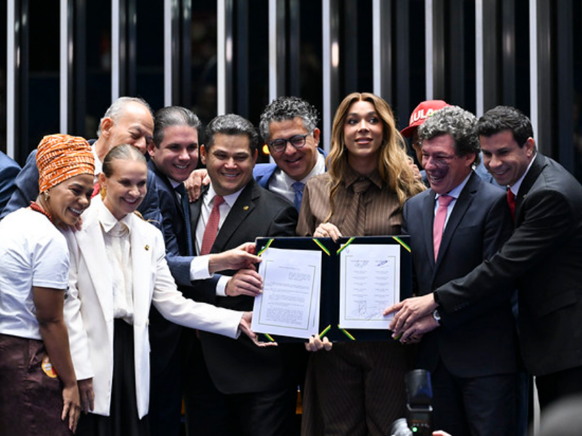 Plenário do Senado Federal durante sessão solene destinada à promulgação das Emendas Constitucionais nos. 140 e 141 de 2026, referentes, respectivamente, à Proposta de Emenda à Constituição nº 14 de 2021, que "altera os arts. 40, 198 e 201 da Constituição Federal para estabelecer o direito à aposentadoria diferenciada aos agentes comunitários de saúde e aos agentes de combate às endemias, bem como para determinar a regularização do vínculo funcional desses agentes; e dá outras providências"; e à Proposta de Emenda à Constituição nº 221 de 2019, que "altera o art. 7º da Constituição Federal para reduzir a duração máxima semanal do trabalho e prever 2 (dois) dias de repouso semanal remunerado, sem qualquer redução salarial".