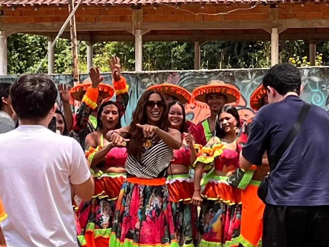Anitta saia de carimbó, participou de tremetinha e visitou agroindústria em Santo Antônio do Tauá