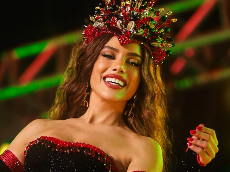 Após visita ao Pará, Anitta participa de ensaio da Grande Rio