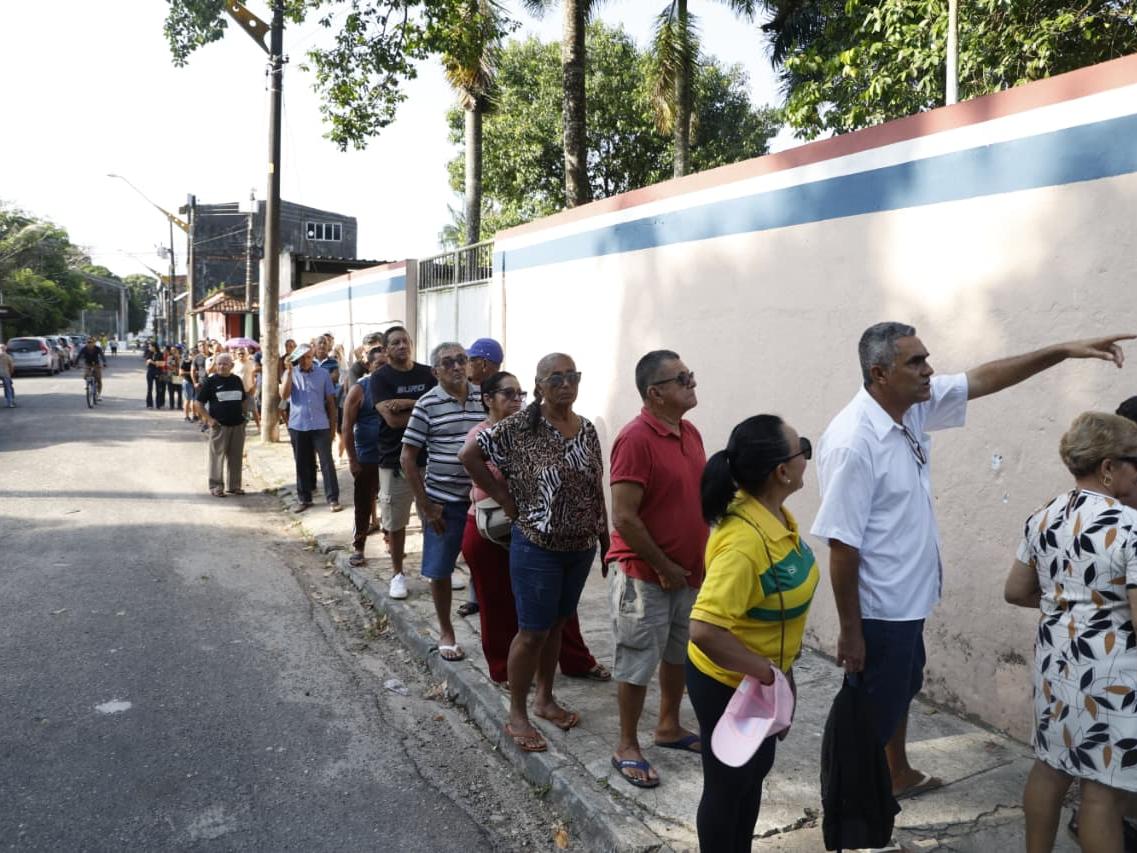 Os portões da Escola Luiz Nunes, em Ananindeua, foram abertos às 7h47 deste domingo (25) para receber eleitores idosos, antes do início da votação do segundo turno das eleições presidenciais de 2026