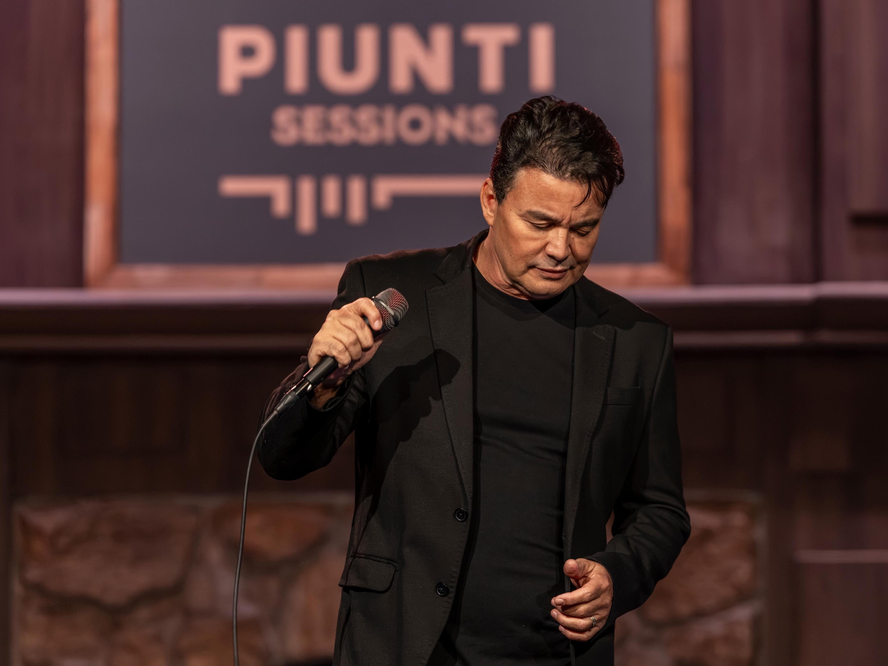 Renner chora ao homenagear Rick em primeira gravação solo