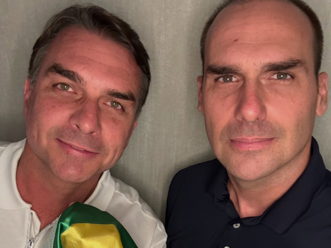 Nos EUA, Eduardo Bolsonaro posa com Flávio e manda recado: 'não desistiremos'