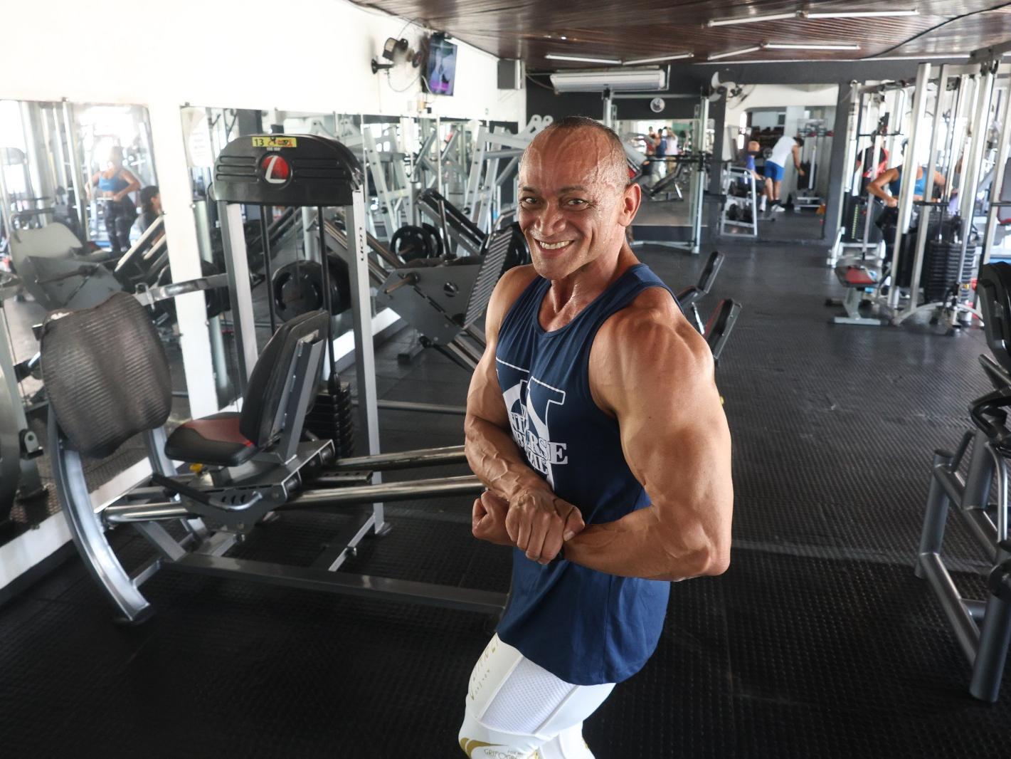 Praticante de musculação desde a adolescência, Roberto acumula quase quatro décadas de treinos.