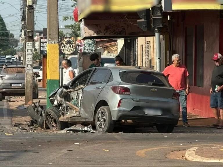 Colisão entre dois carros deixa três pessoas feridas em Marabá.