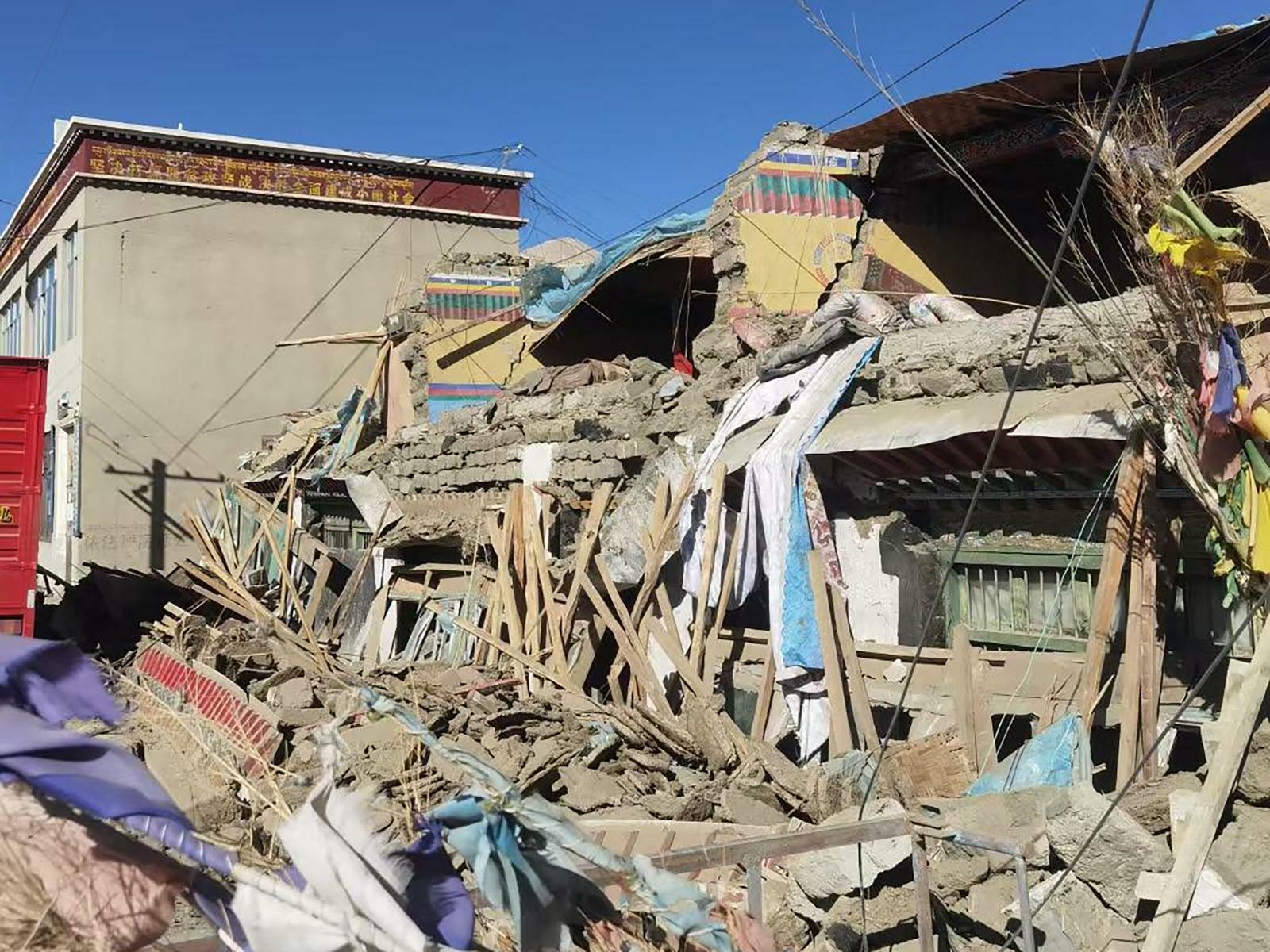 Casas danificadas em Shigatse, região do Tibete, sudoeste da China, após um terremoto atingir a área.